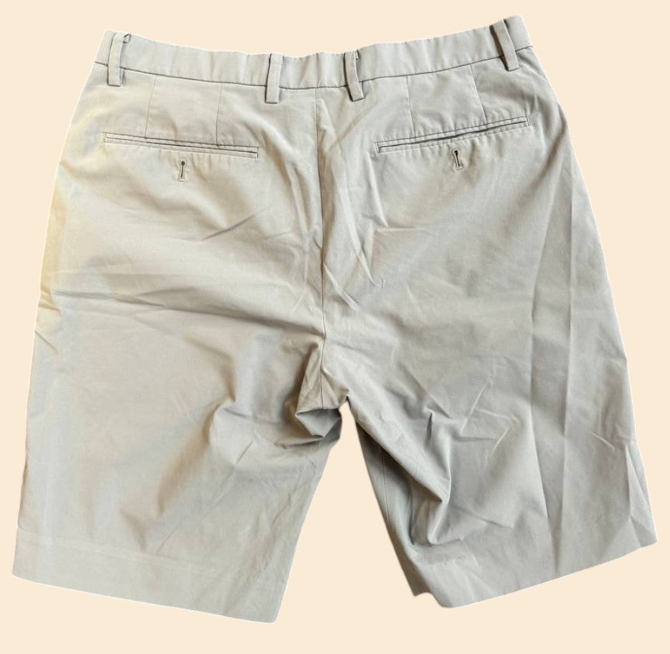 UNIQLO MEN'S WHITE BERMUDAS