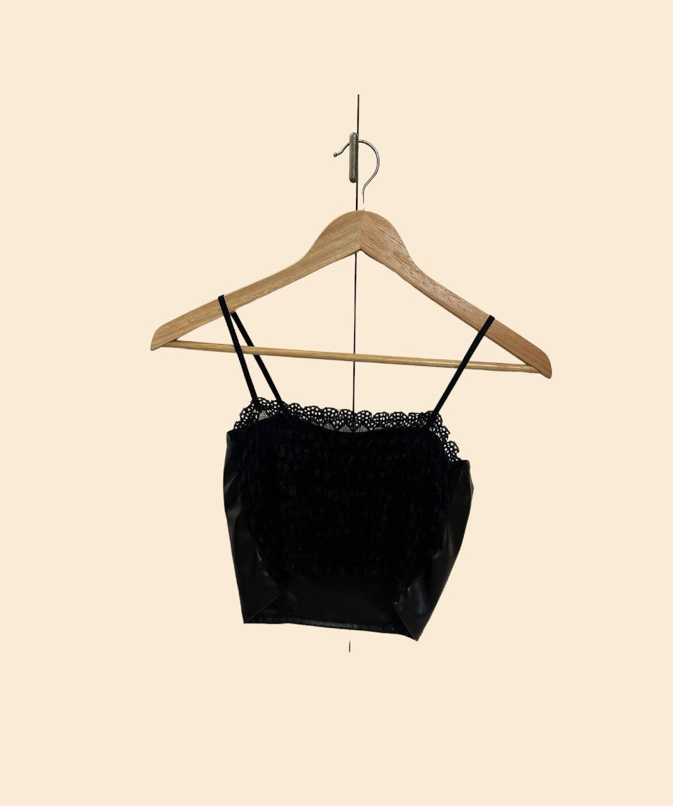 WOMEN'S PLAIN BLACK SLEEVELESS CROP TOP